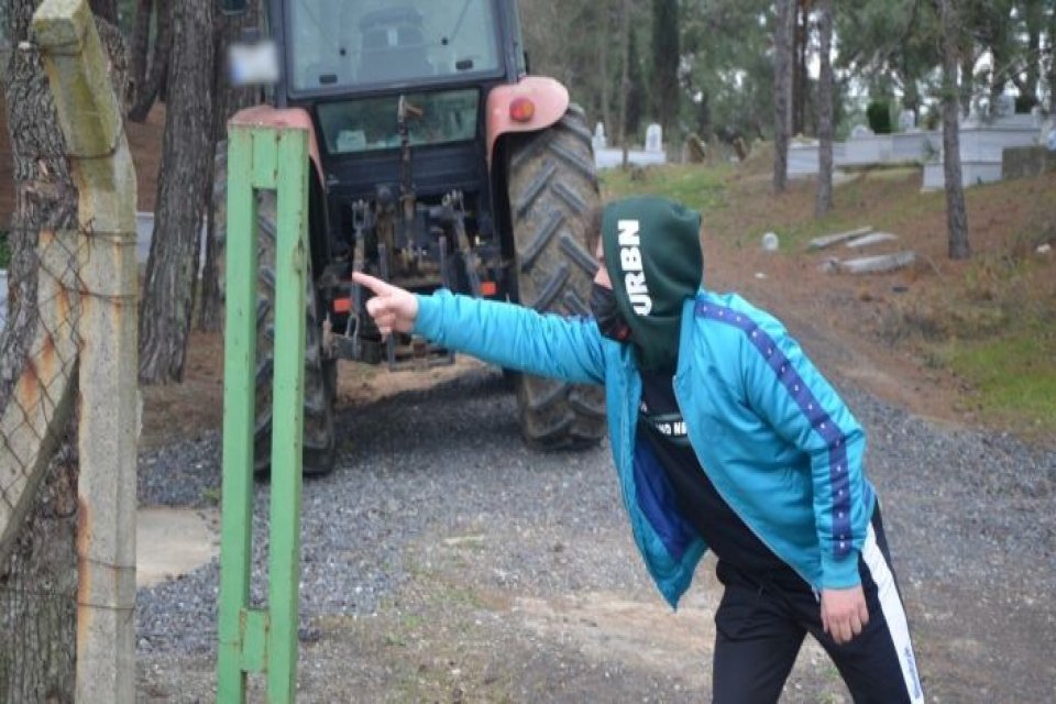 Tekirdağ&rsquo;ın Malkara il&ccedil;esinde mezarlığın kapıları ve bir hayırseverin yaptırdığı &ccedil;eşmenin
