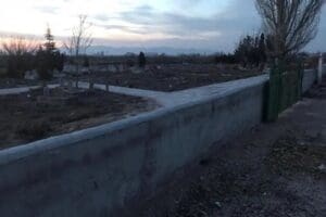 Konya'da bulunan bir mezarlıkta, bedeninin yarısı toprağa g&ouml;m&uuml;l&uuml; kimliği belirsiz