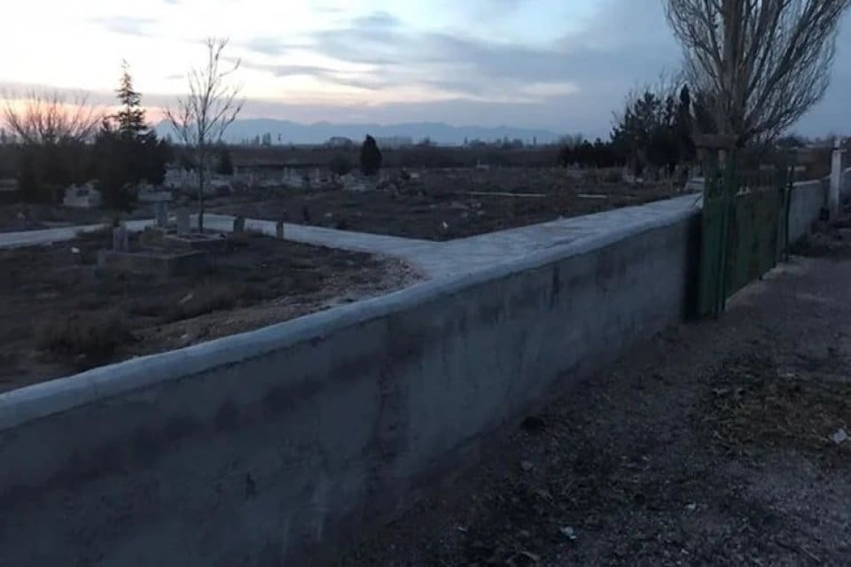 Konya'da bulunan bir mezarlıkta, bedeninin yarısı toprağa g&ouml;m&uuml;l&uuml; kimliği belirsiz