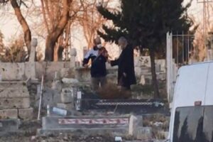 Malatya'da bir kişi, Sancaktar Mezarlığı'na kemancıyla gelerek, isim bulunmayan eski
