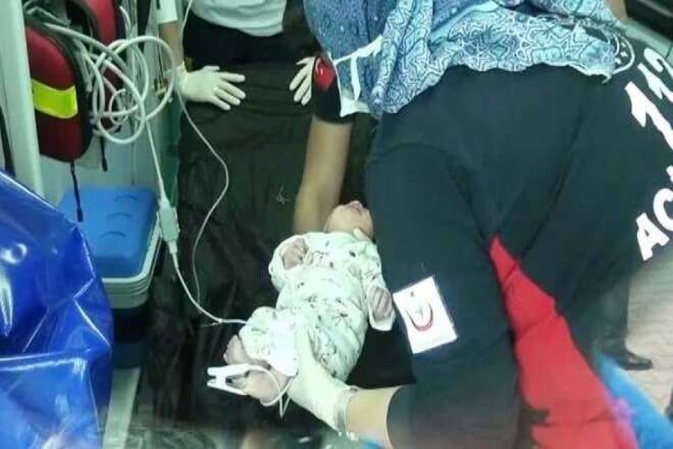 Adıyaman'da şehit mezarlığını ziyaret eden lise &ouml;ğrencileri, v&uuml;cudu toprağa g&ouml;m&uuml;lm&uuml;ş