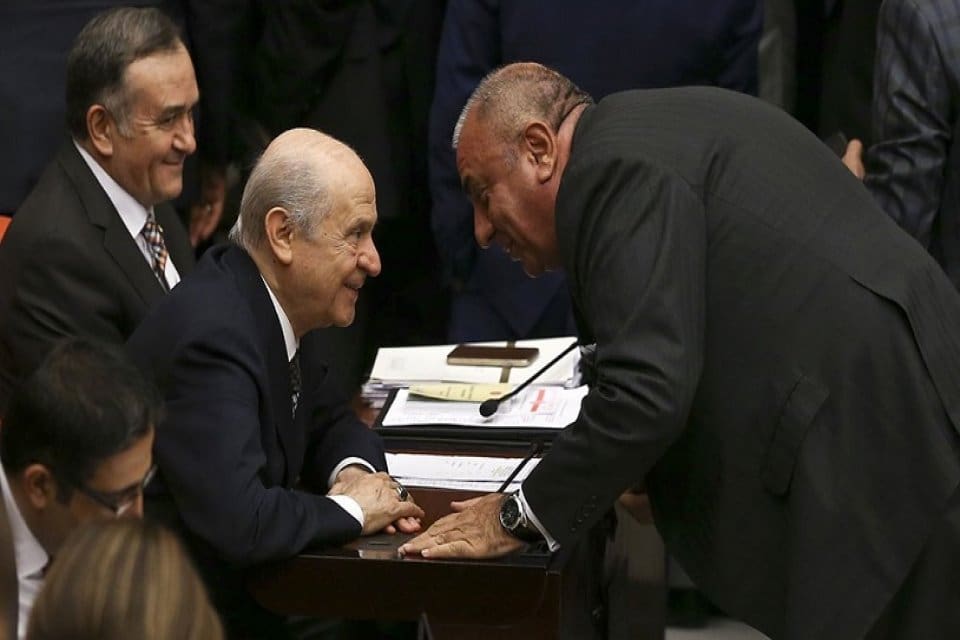 MHP'nin yayın organı T&uuml;rkg&uuml;n yazarı Yıldıray &Ccedil;i&ccedil;ek, "Başbuğ T&uuml;rkeş'e hakarete
