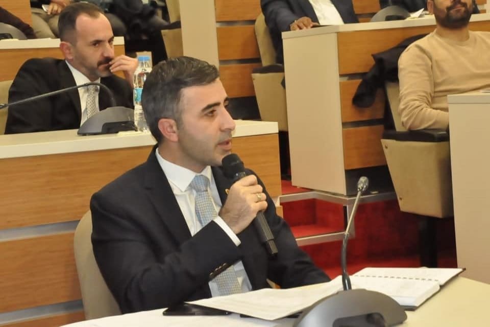 Bayraklı Belediye Meclisi'nde toplantının kapatılmasına tepki gösteren Milliyetçi Hareket Partisi