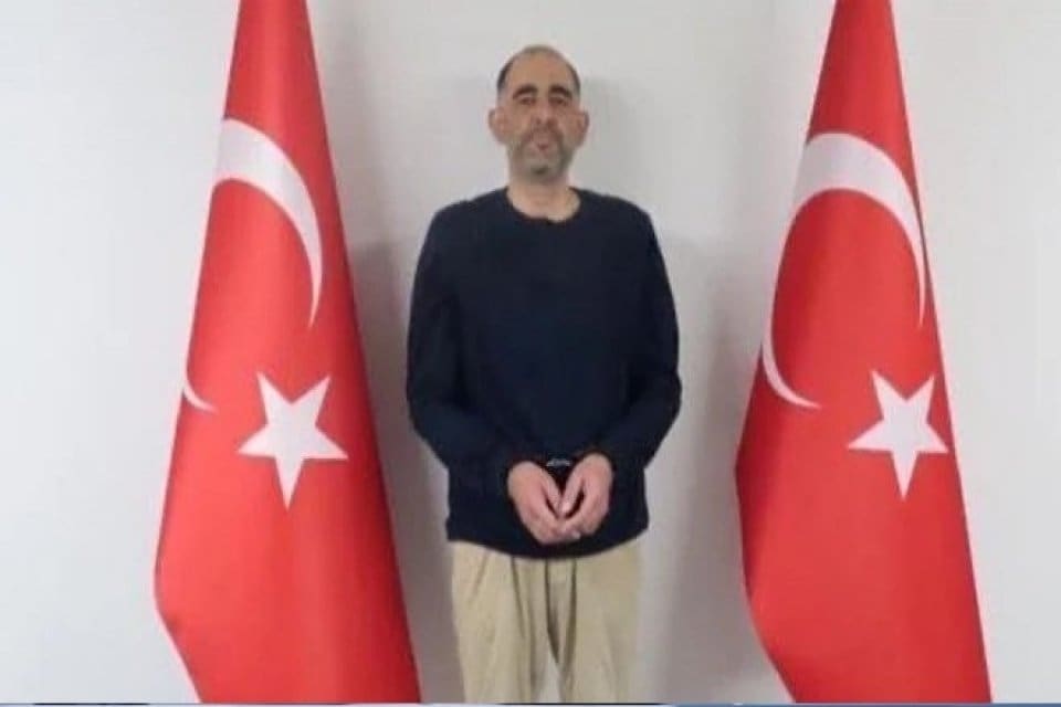 FET&Ouml;/PDY mensubu firari Uğur Demirok, MİT operasyonuyla Azerbaycan'da yakalanarak T&uuml;rkiye'ye