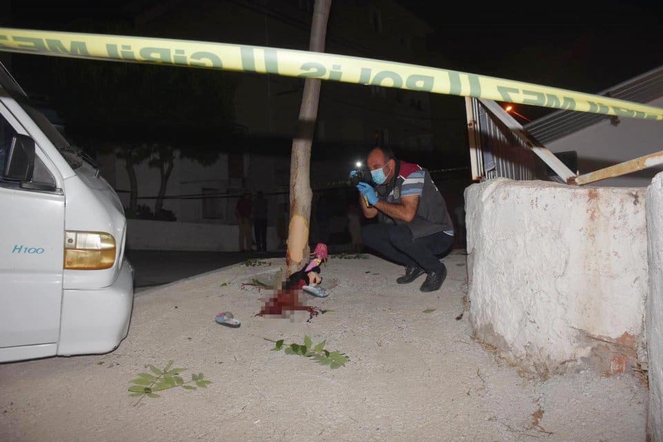 İzmir&rsquo;in &Ccedil;iğli il&ccedil;esinde kaldırımda oynayan Mihrimah Gece Akalın'a (6) &ccedil;arpıp
