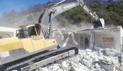 Milas'ta kaçak yapılar yıkılıyor