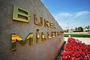 Bursa&rsquo;da millet bah&ccedil;esinin girişindeki kapıda bulunan &lsquo;Bursa Millet Bah&ccedil;esi&rsquo; yazısının