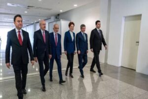 Liderler, CHP Genel Merkezi'nde seçim sonuçlarını değerlendirip ikinci tura ilişkin