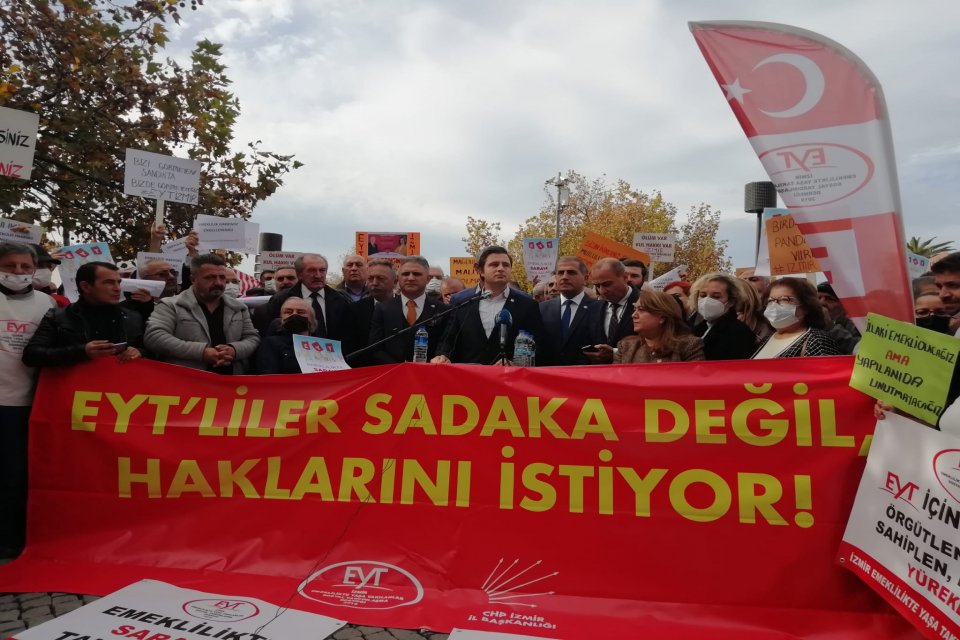 Emeklilikte Yaşa Takılanların (EYT) sorun ve taleplerini dillendirmek i&ccedil;in İzmir'de