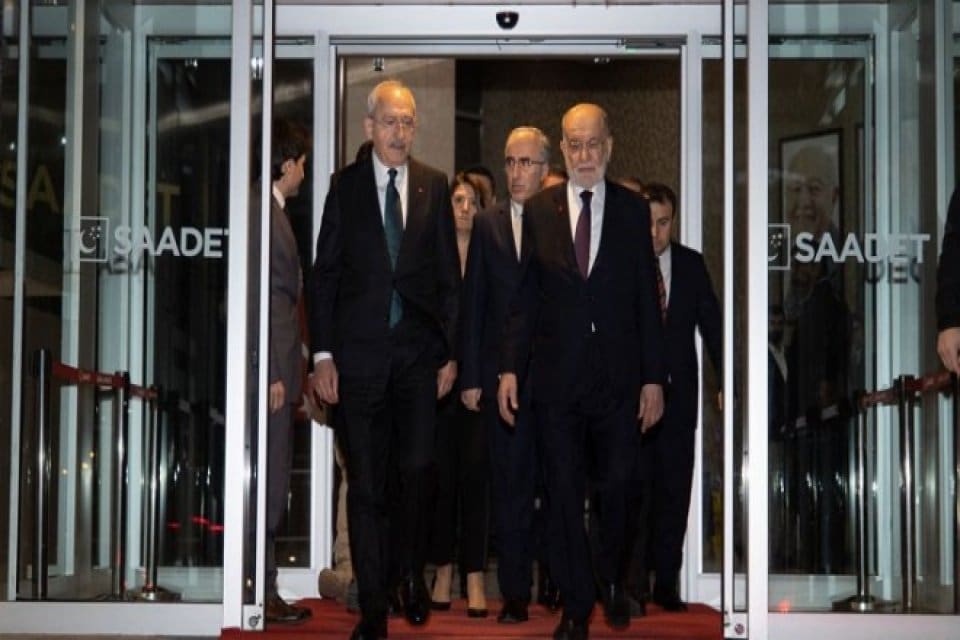 Altılı Masa'nın saat 14.00'te yapılması planlanan toplantısı saat 15.00'e ertelendi.