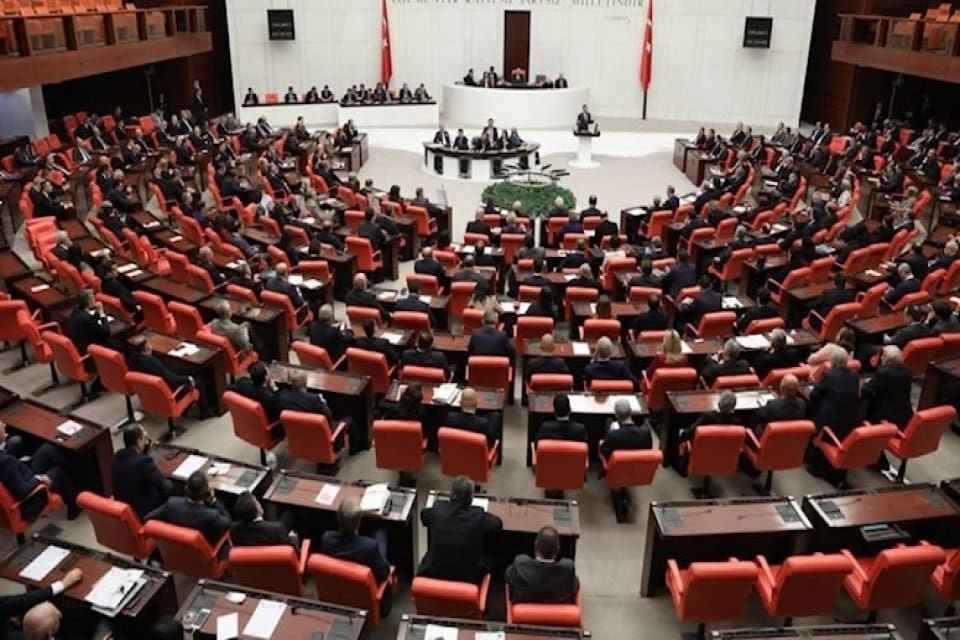 Siyasi partilerin milletvekili listeleri kimseyi tatmin etmedi. Siyasi partiler yarına