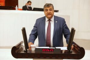 CHP İzmir Milletvekili Kamil Okyay Sındır, lisanlı depoculuk uygulamasını Meclis