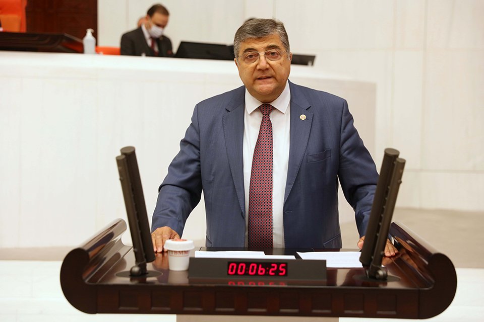 CHP İzmir Milletvekili Kamil Okyay Sındır, lisanlı depoculuk uygulamasını Meclis