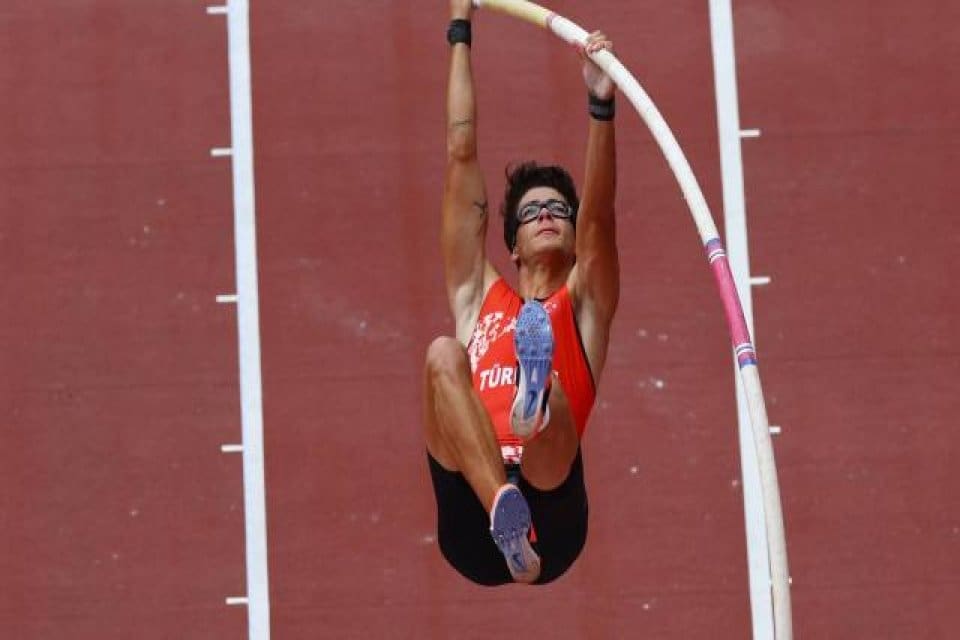 Milli atlet Ersu Şaşma, 2020 Tokyo Olimpiyat Oyunları'nda erkekler sırıkla