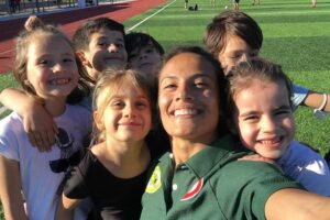 İzmir'de yaşayan Şerife Uysal (21), kısa s&uuml;rede atletizmde b&uuml;y&uuml;k başarılar