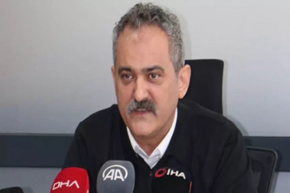 Depremden etkilenen &ouml;ğrencilerin diğer illere nakilleri ger&ccedil;ekleştirildi. Milli Eğitim Bakanı