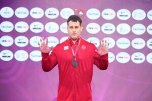 Polonya'da d&uuml;zenlenen Avrupa G&uuml;reş Şampiyonası'nda milli sporcu Rıza Kayaalp, grekoromen