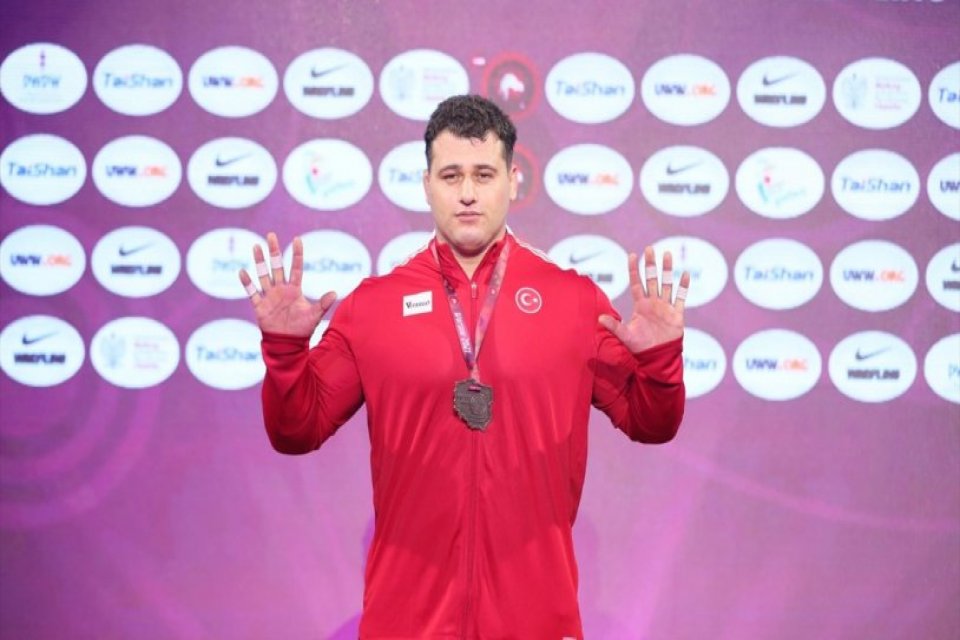 Polonya'da d&uuml;zenlenen Avrupa G&uuml;reş Şampiyonası'nda milli sporcu Rıza Kayaalp, grekoromen