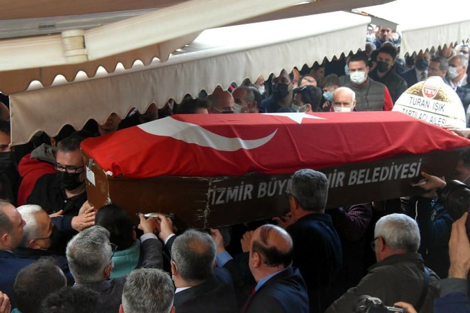 Manisa'nın Kula il&ccedil;esinde, i&ccedil;inde bulunduğu kamyonetin bir TIR'a arkadan &ccedil;arpması