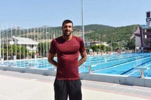 T&uuml;rkiye'ye y&uuml;zmede tarihi ilkleri yaşatan İzmirli sporcu Emre Sak&ccedil;ı, Tokyo
