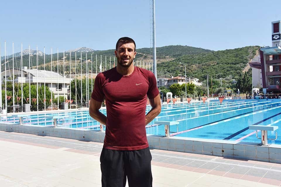 T&uuml;rkiye'ye y&uuml;zmede tarihi ilkleri yaşatan İzmirli sporcu Emre Sak&ccedil;ı, Tokyo