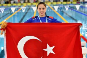 ENKA'nın milli yüzücüsü Merve Tuncel, kadınlar 1500 metre serbestte 15:45.29'luk