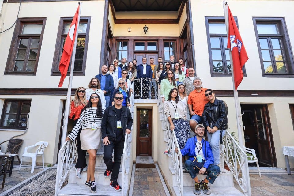 İzmir&rsquo;in kalbi Konak&rsquo;ın zengin tarihi ge&ccedil;mişi, k&uuml;lt&uuml;rel &ccedil;eşitliliğini sosyal medyada