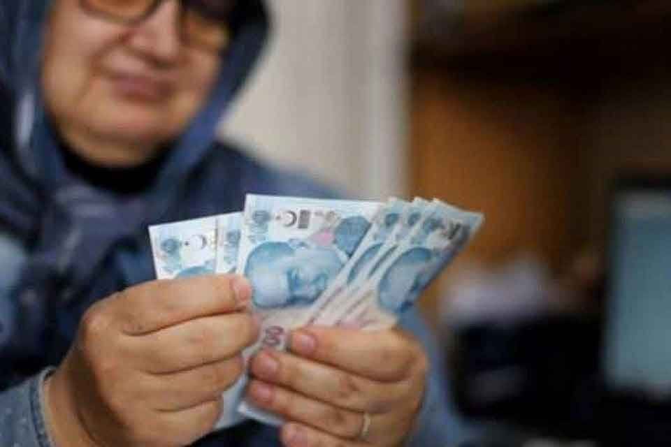 Milyonlarca emekli a&ccedil;ıklanan enflasyon zammının ardından zamlı maaşlarının yatmasını bekliyor.