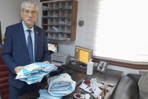 Ziyaretlerinde karşılaştığı muhtarlık ofislerindeki y&uuml;zlerce icralık dosyayı g&uuml;ndeme getiren CHP