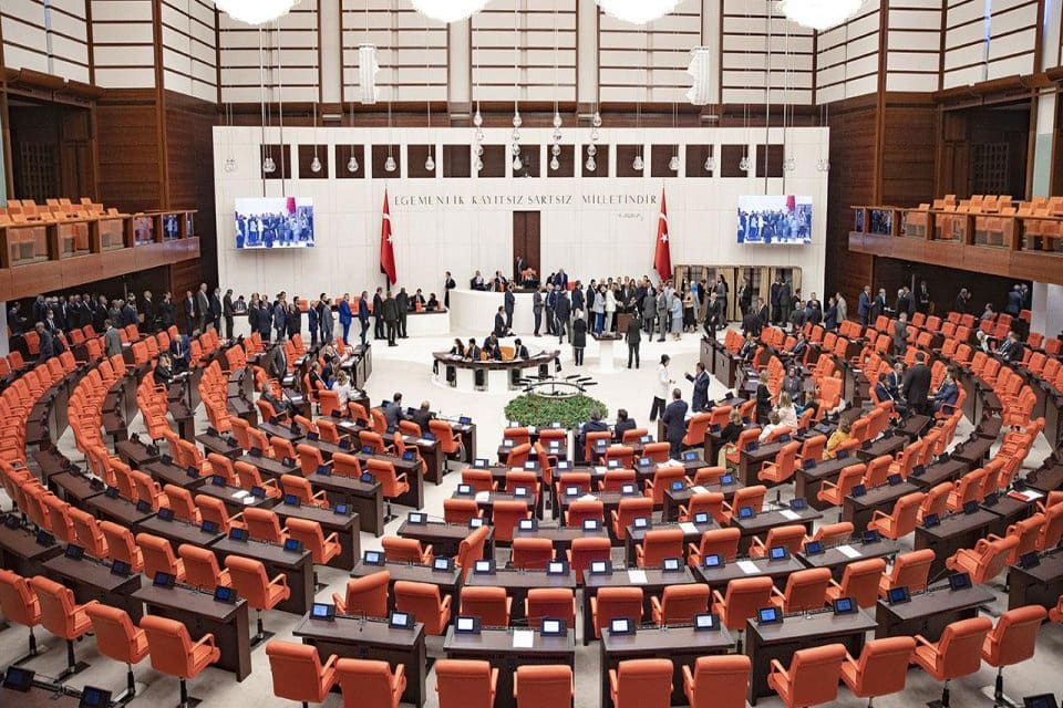 Pazartesi g&uuml;n&uuml; TBMM&rsquo;ye sunulması beklenen EYT yasa teklifi ilk aşamada