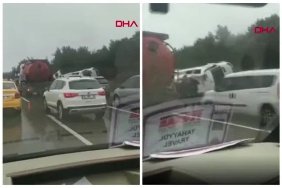 İstanbul Ey&uuml;psultan'da yağışlı havanın da etkisiyle bir minib&uuml;s sabah saatlerinde