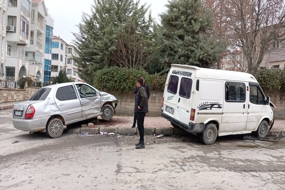 Elazığ&rsquo;da, minib&uuml;s ile otomobilin &ccedil;arpıştığı kazada, 4 kişi yaralandı. Olayla