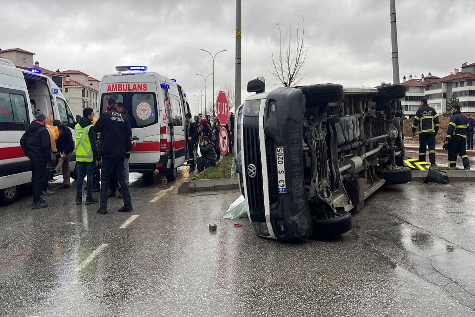 K&uuml;tahya&rsquo;da iş&ccedil;i servisi ile minib&uuml;s&uuml;n &ccedil;arpışması sonucu meydana gelen trafik