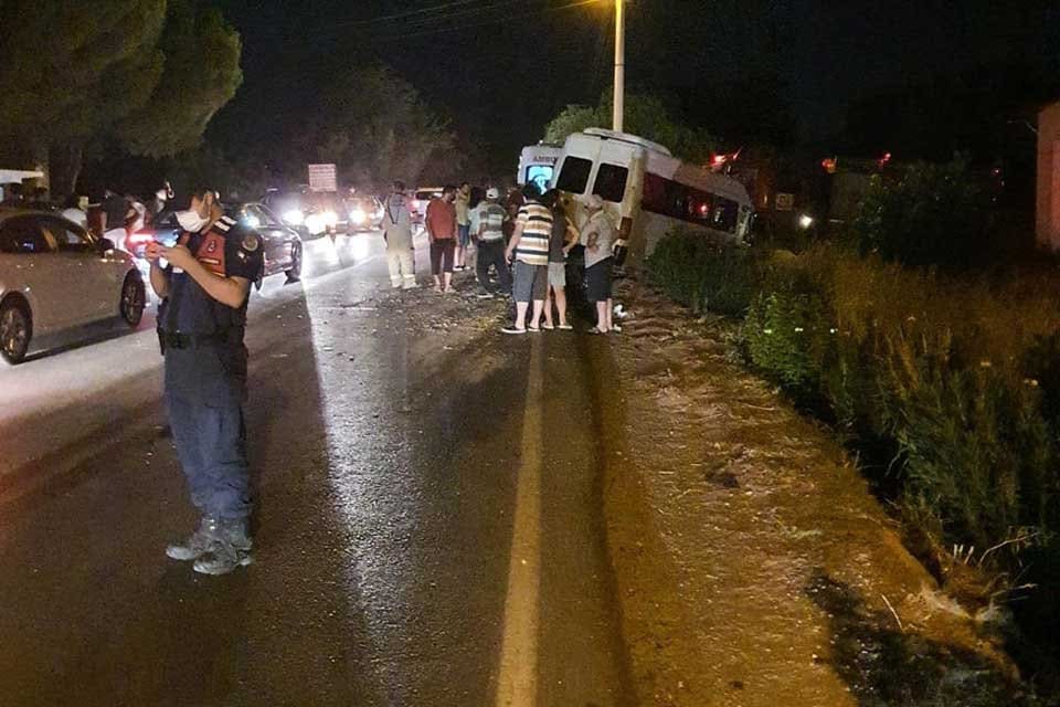 İzmir'in Fo&ccedil;a il&ccedil;esinde, minib&uuml;s&uuml;n kep&ccedil;eye arkadan &ccedil;arptığı kazada, 1'i Suriye