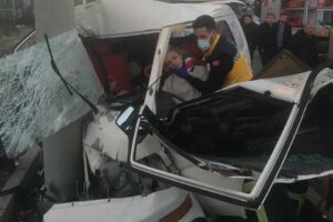 Kütahya'da sürücüsünün kontrolünden çıkan minibüs direğe çarptı. Araçta sıkışan sürücü,