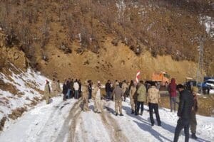 Siirt'in Şirvan il&ccedil;esinde kar yağışı nedeniyle kayganlaşan yolda şarampole devrilen