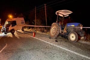 Denizli'nin &Ccedil;ameli il&ccedil;esinde minib&uuml;s&uuml;n aynı y&ouml;ne giden trakt&ouml;re arkadan &ccedil;arptığı