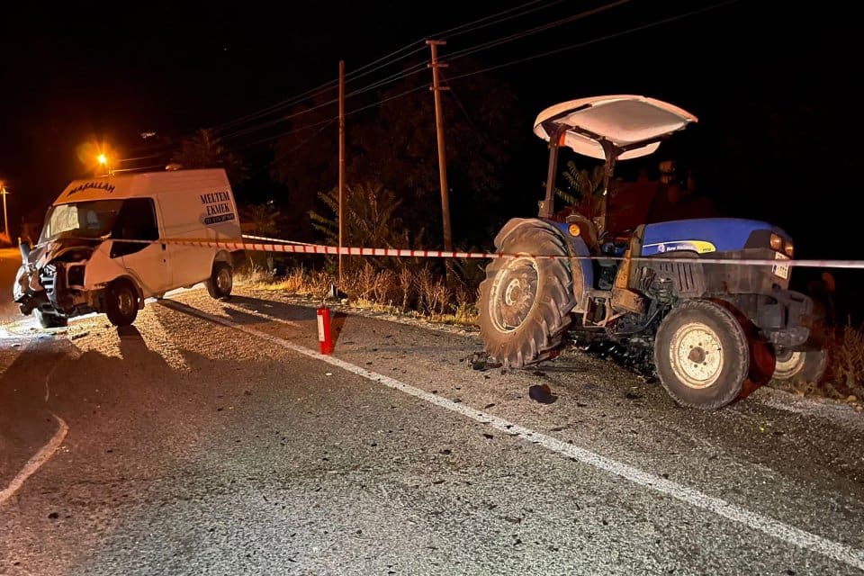 Denizli'nin &Ccedil;ameli il&ccedil;esinde minib&uuml;s&uuml;n aynı y&ouml;ne giden trakt&ouml;re arkadan &ccedil;arptığı