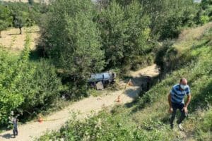 Kastamonu&rsquo;da sarımsak tarlasında &ccedil;alışacak iş&ccedil;ileri taşıyan minib&uuml;s u&ccedil;uruma yuvarlandı. Kazada