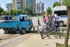 Yunusemre il&ccedil;esinde, minib&uuml;sle kamyonetin &ccedil;arpıştığı kazada 5 kişi yaralandı Kaza,