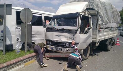 Minibüsle kamyonet çarpıştı; 9 tarım işçisi yaralandı