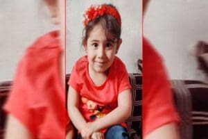 Adıyaman'da sokakta oyun oynarken, s&uuml;r&uuml;c&uuml;s&uuml;n&uuml;n geri manevra yaptığı minib&uuml;s&uuml;n altında