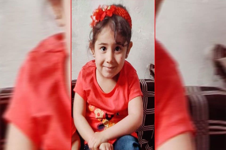 Adıyaman'da sokakta oyun oynarken, s&uuml;r&uuml;c&uuml;s&uuml;n&uuml;n geri manevra yaptığı minib&uuml;s&uuml;n altında