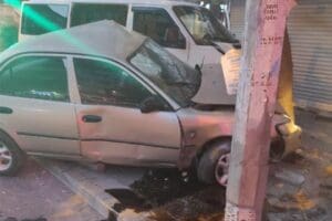 İzmir'in Buca il&ccedil;esinde, s&uuml;r&uuml;c&uuml;s&uuml; kırmızı ışık ihlali yaptığı ileri s&uuml;r&uuml;len