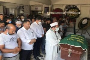İzmir&rsquo;in Narlıdere il&ccedil;esinde seyir halindeki kamyonetin alev alması sonucu meydana