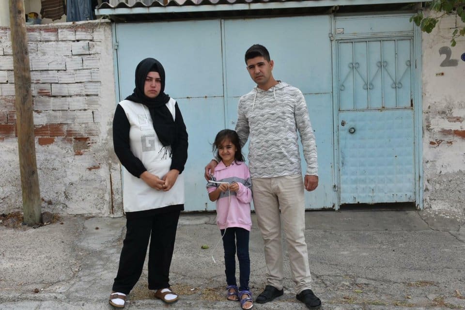 Karşıyaka il&ccedil;esinde ehliyetsiz s&uuml;r&uuml;c&uuml; Arzu D&ouml;ş'&uuml;n (39), kullandığı otomobille Emirhan