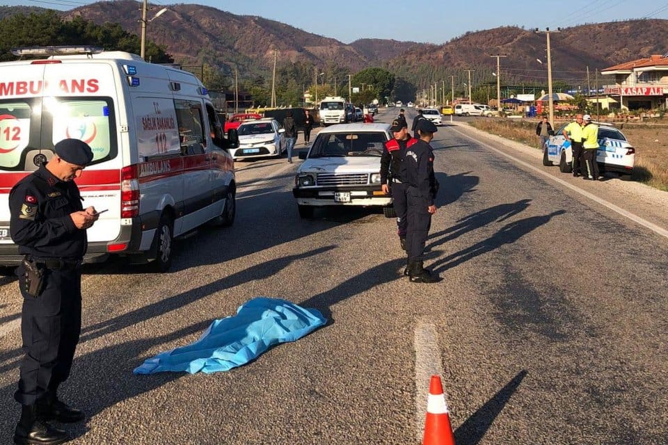 Muğla'nın Marmaris il&ccedil;esinde yolun karşına ge&ccedil;meyen &ccedil;alışan 5'inci sınıf &ouml;ğrencisi
