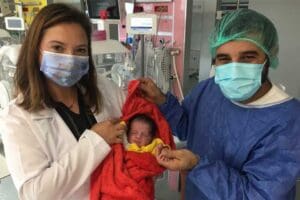 İzmir'de&nbsp;annesinin Covid-19 pozitif olması nedeniyle hen&uuml;z 35 haftalıkken anne karnından
