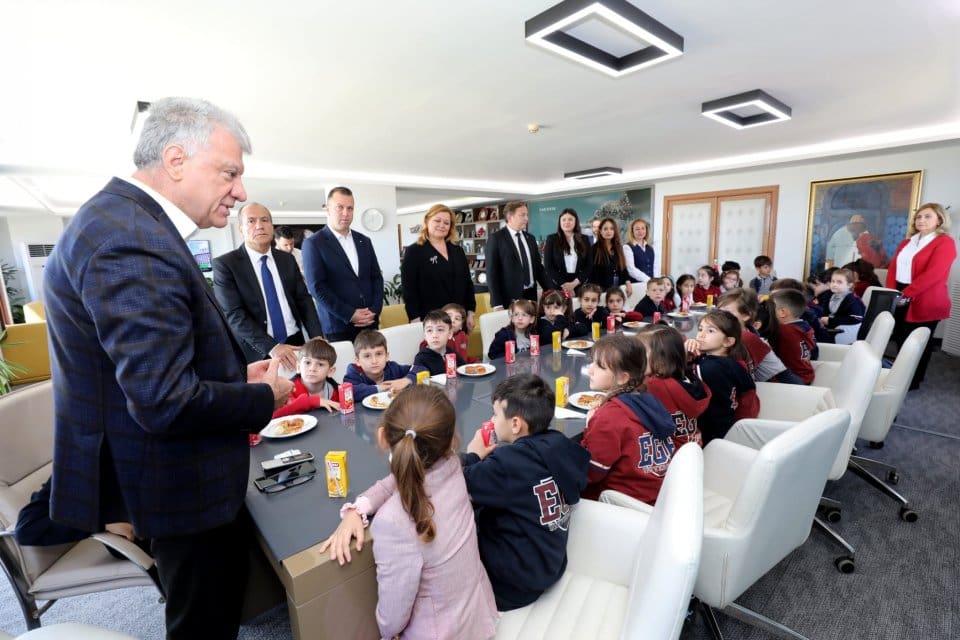 Ege &Uuml;niversitesi G&uuml;&ccedil;lendirme Vakfı Okulları Narlıdere Kamp&uuml;s&uuml;'nde okuyan minikler, 23