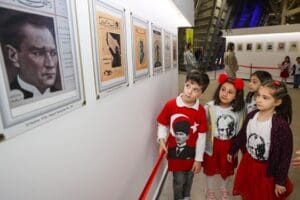Buca Belediyesi&rsquo;nin d&uuml;nyanın onuncu en b&uuml;y&uuml;k r&ouml;lyef maskı olan Atat&uuml;rk